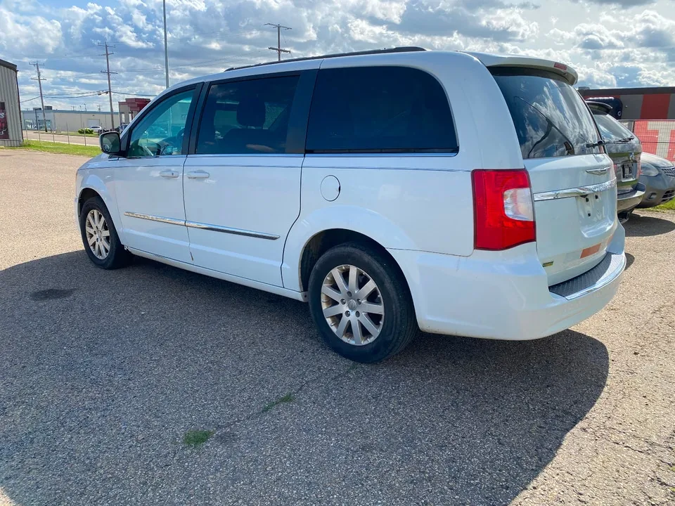 Chrysler Town & Country 2015 photo 2