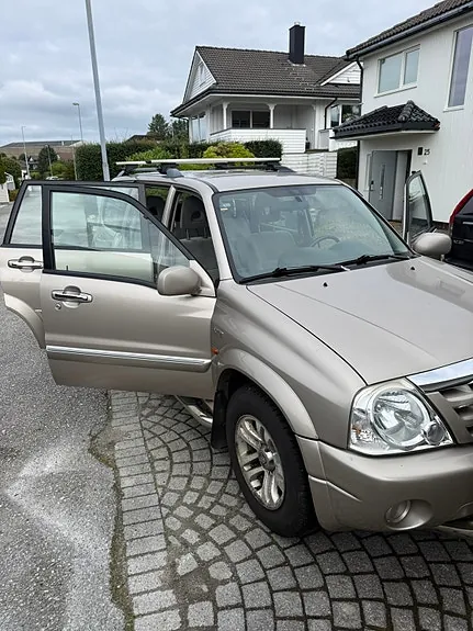 Suzuki Xl7 2004 photo 2