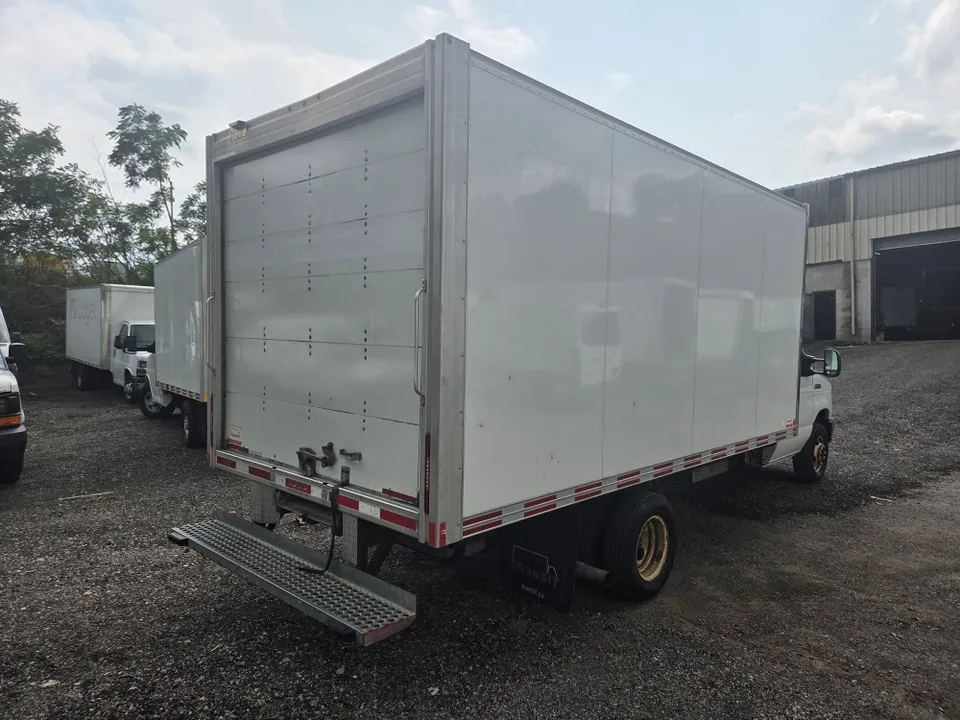Ford E-450 2021 photo 3