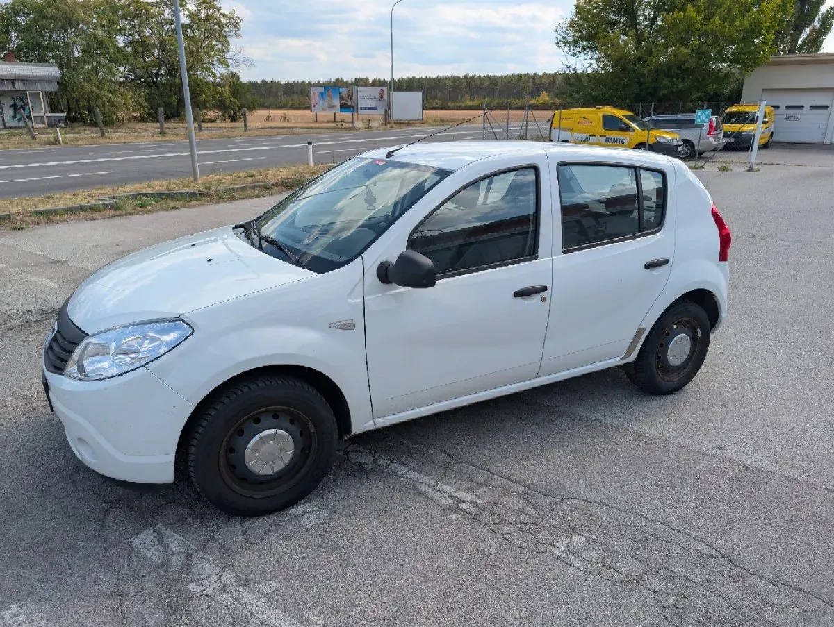 Dacia Sandero 2011 photo 2