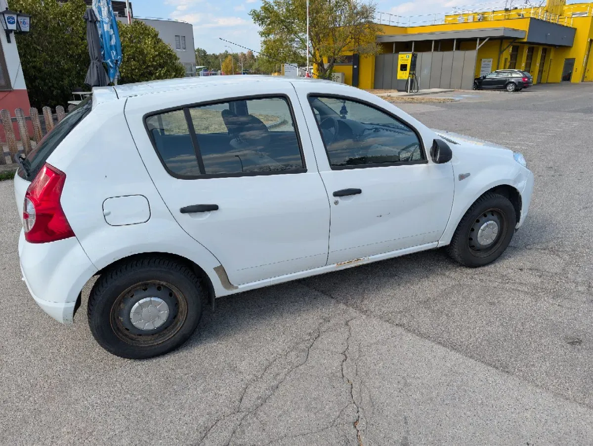 Dacia Sandero 2011 photo 3