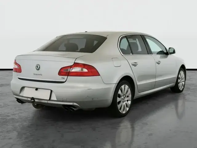 Skoda Superb 2011 photo 4