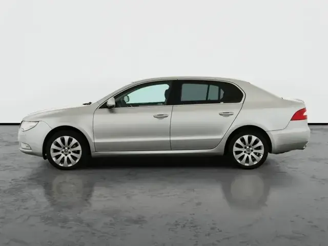 Skoda Superb 2011 photo 2