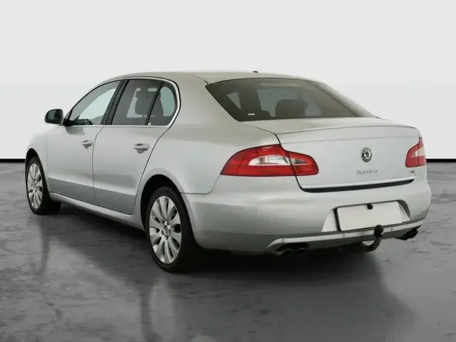 Skoda Superb 2011 photo 3