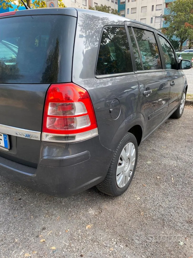 Opel Zafira 2011 photo 2