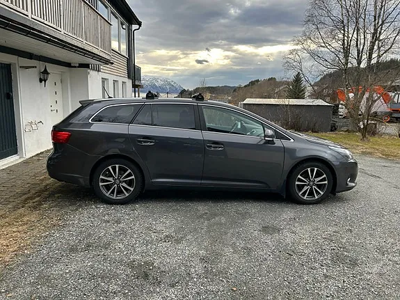 Toyota Avensis 2012 photo 2
