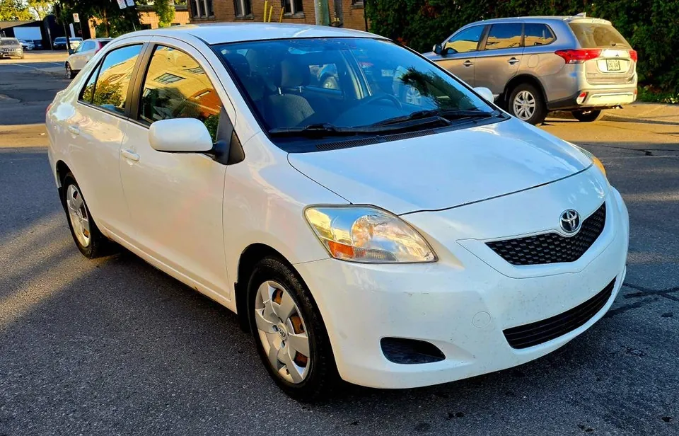 Toyota Yaris 2012 photo 2