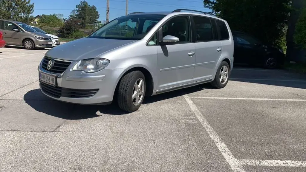 Volkswagen Touran 2010 photo 2