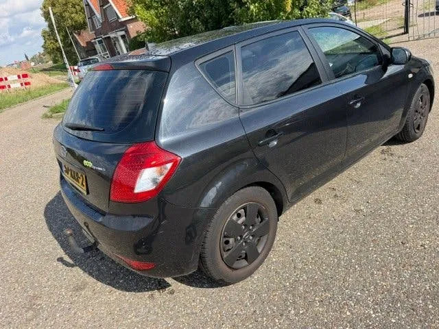 Kia Ceed 2010 photo 3