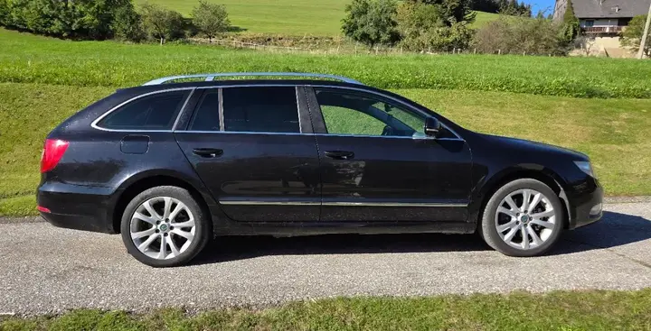 Skoda Superb 2012 photo 2