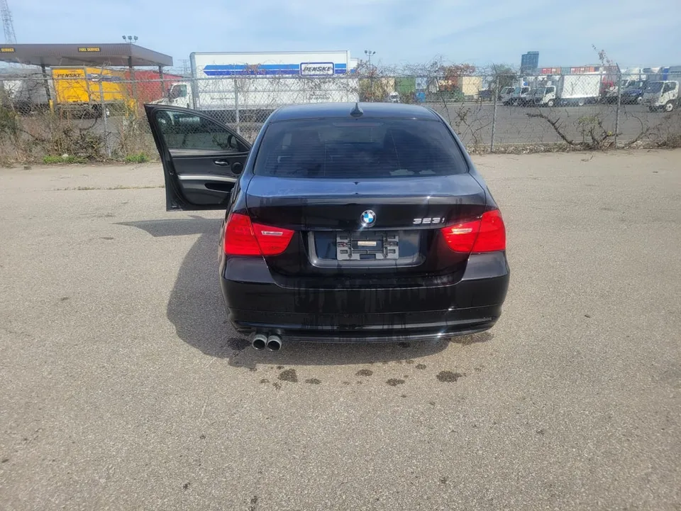 BMW 323I 2011 photo 3