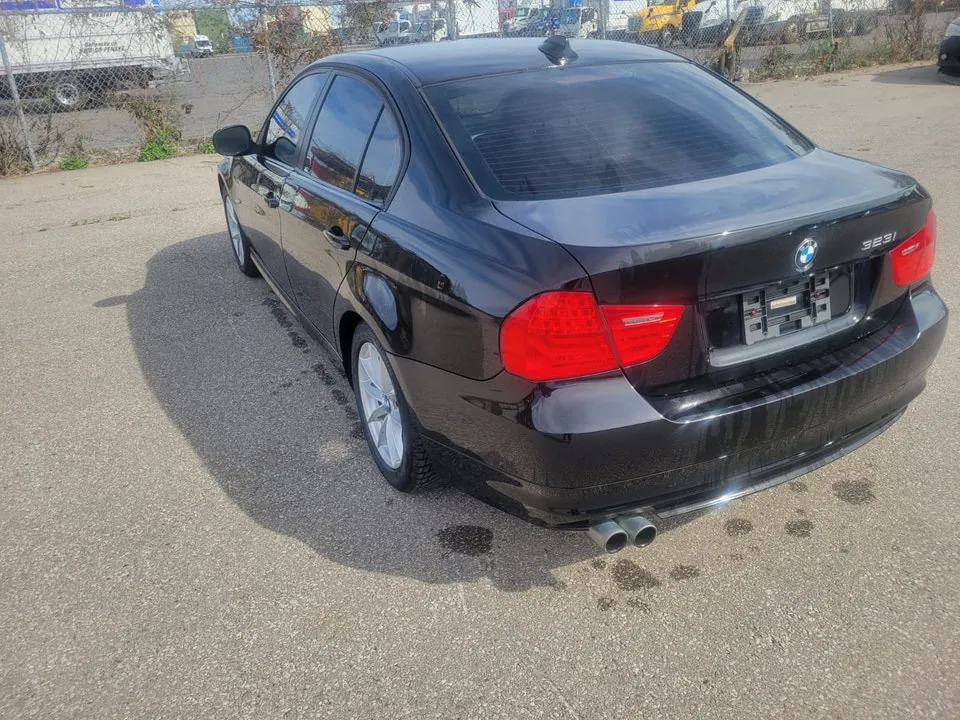 BMW 323I 2011 photo 2