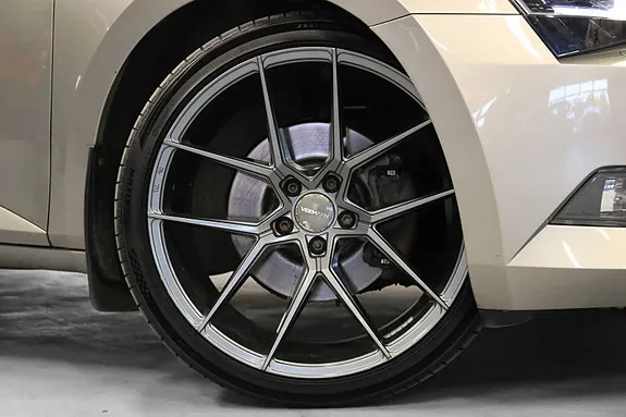 Skoda Superb 2018 photo 5