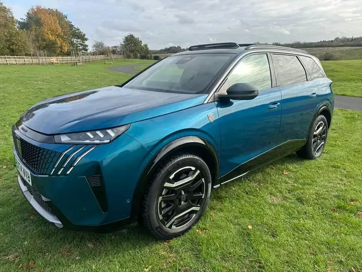 Peugeot E-5008