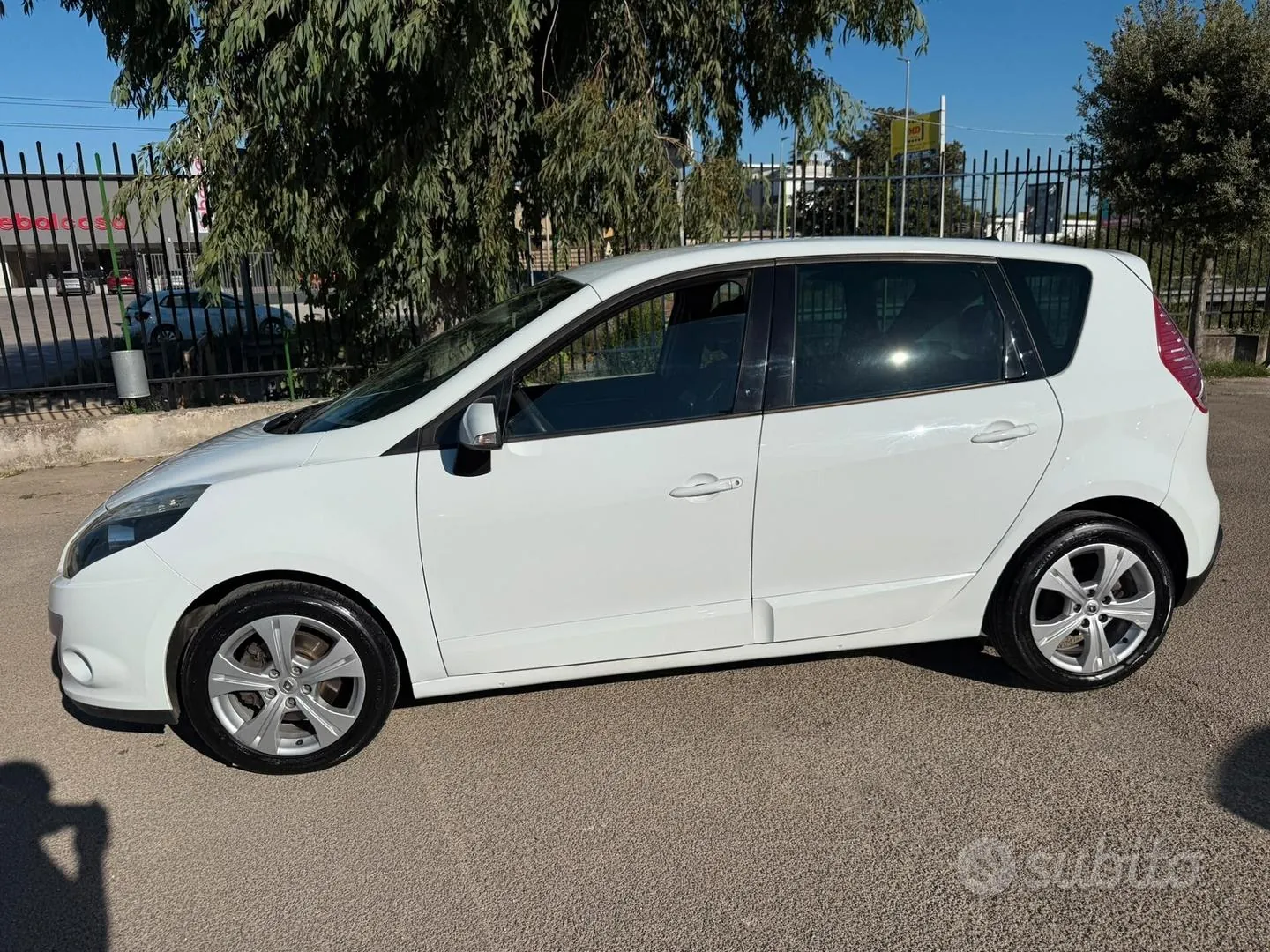 Renault Scenic 2012 photo 4