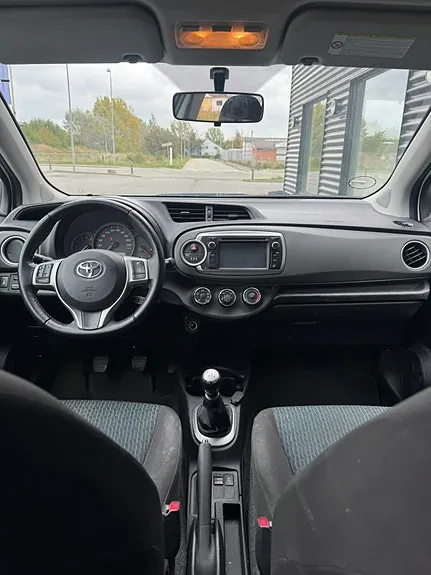 Toyota Yaris 2012 photo 5