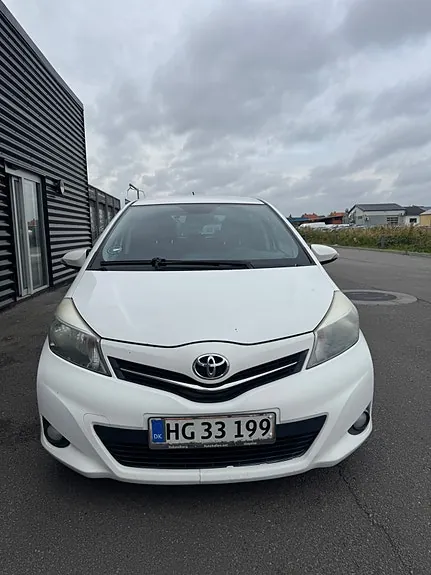Toyota Yaris 2012 photo 2