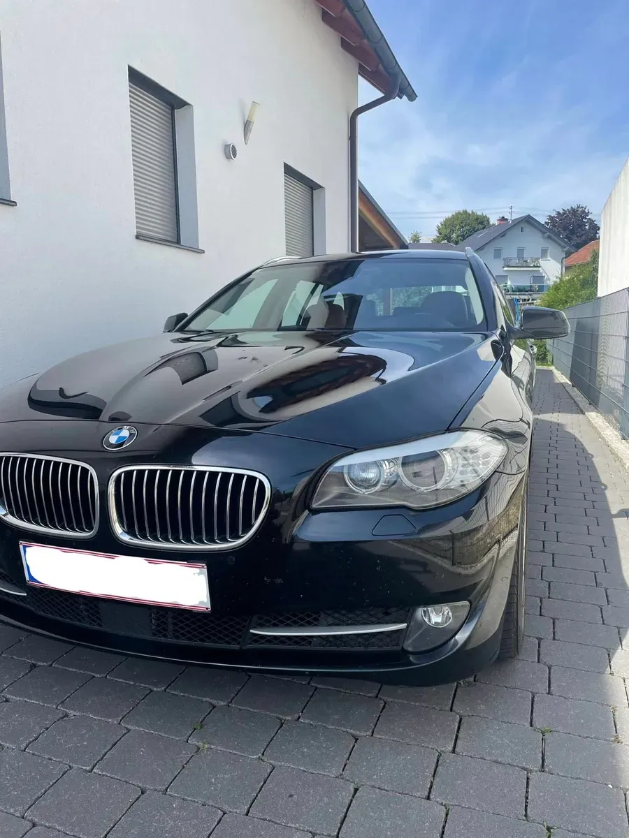 BMW 5 Series 2011 photo 2