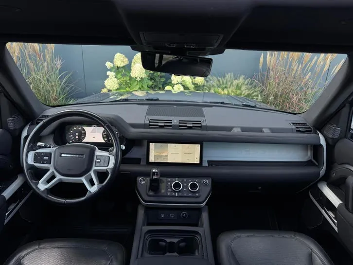 Land Rover Defender 2021 photo 2