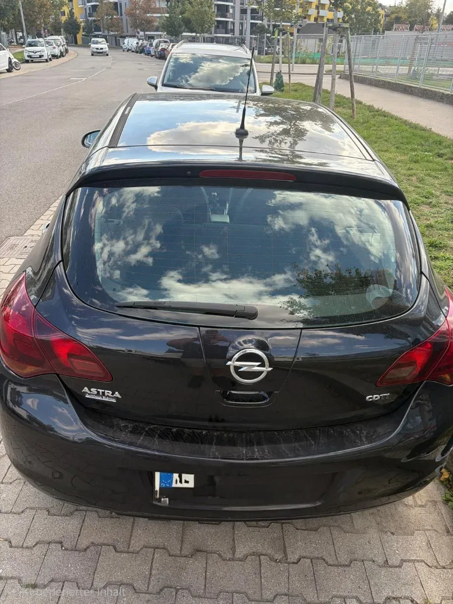 Opel Astra 2010 photo 2