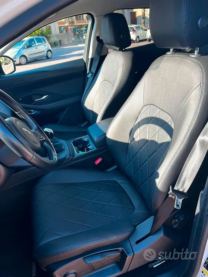 Jaguar E-Pace 2019 photo 4