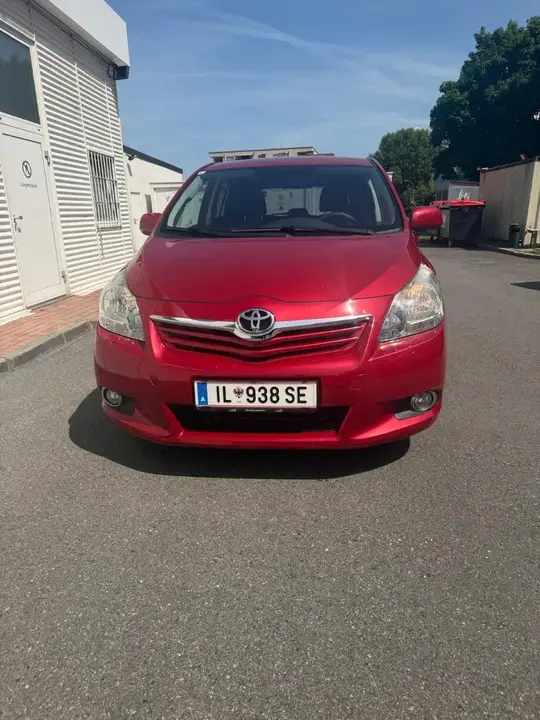 Toyota Verso 2011 photo 2