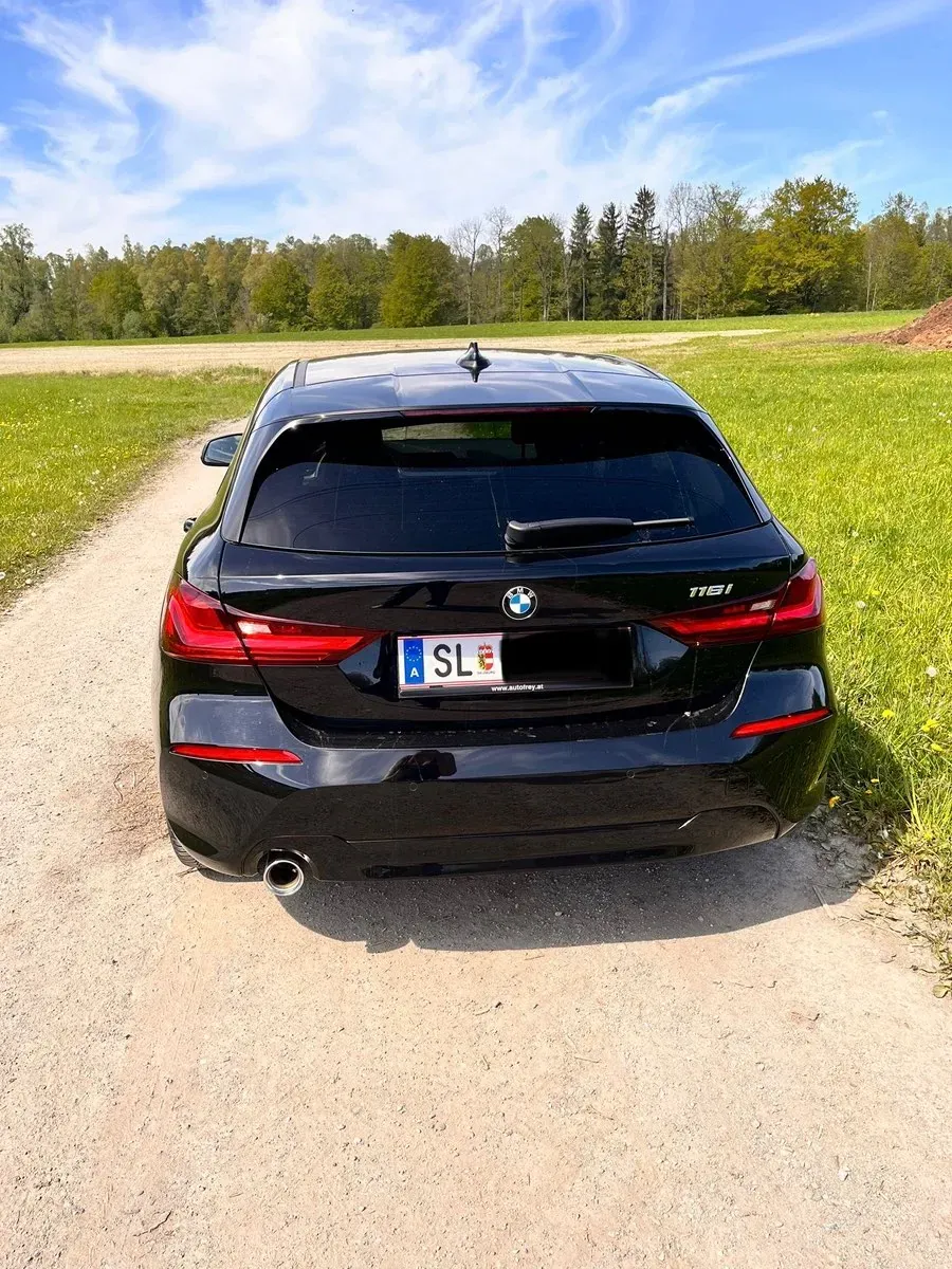 BMW 1 Series 2023 photo 2