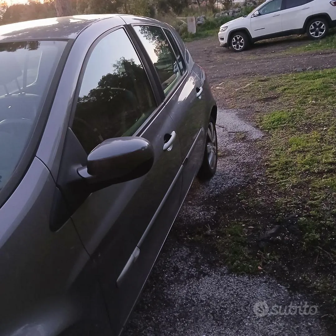 Renault Clio 2009 photo 2