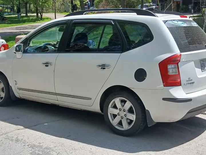 Kia Rondo 2010 photo 3