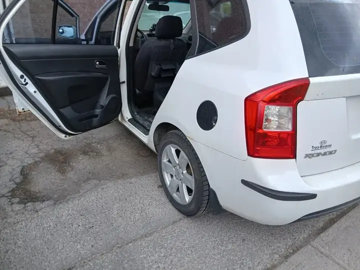 Kia Rondo 2010 photo 5