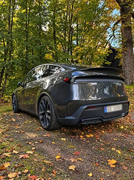 Tesla Model Y 2026 photo 2