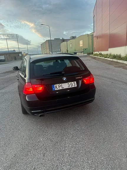 BMW 318D 2010 photo 3