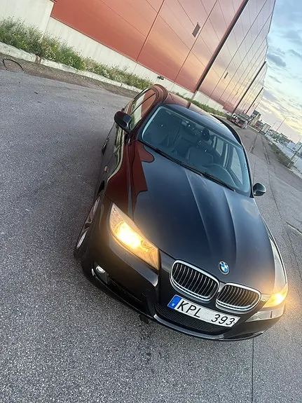 BMW 318D 2010 photo 2
