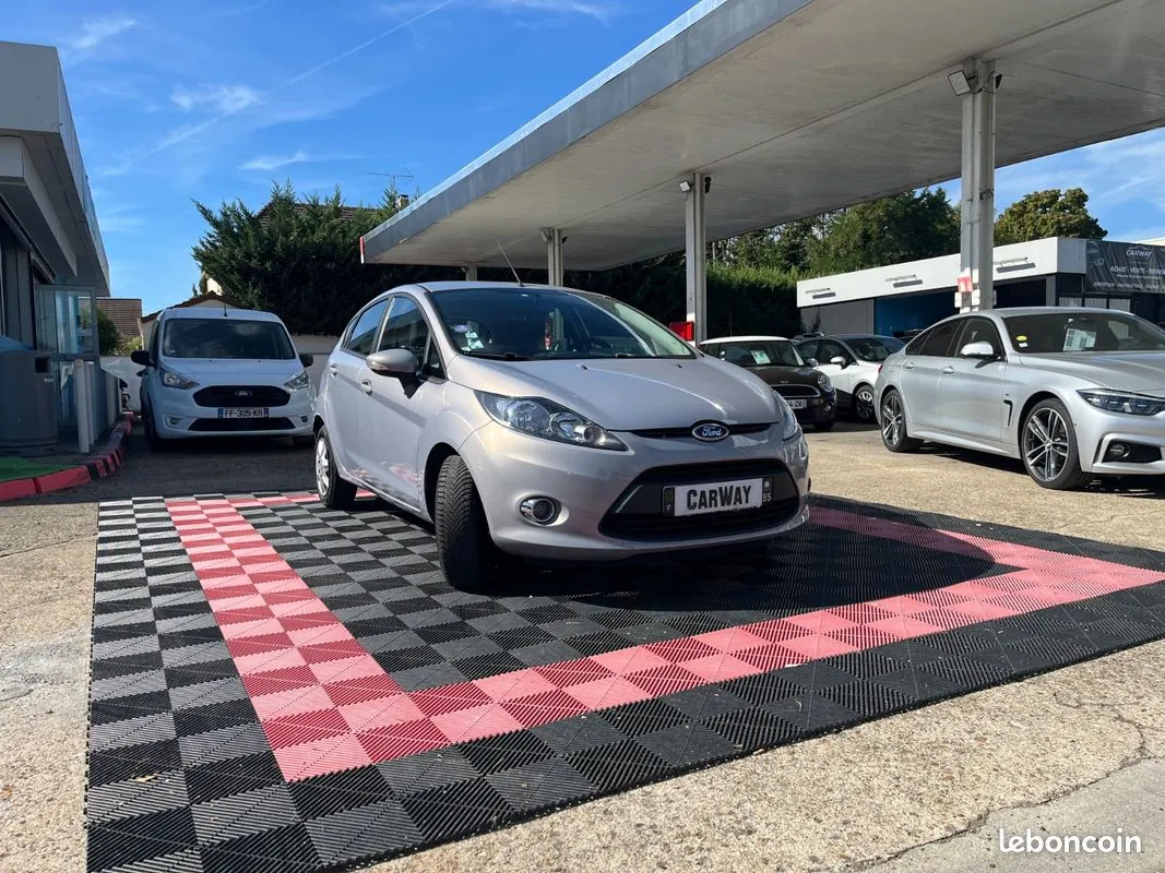 Ford Fiesta 2011 photo 2