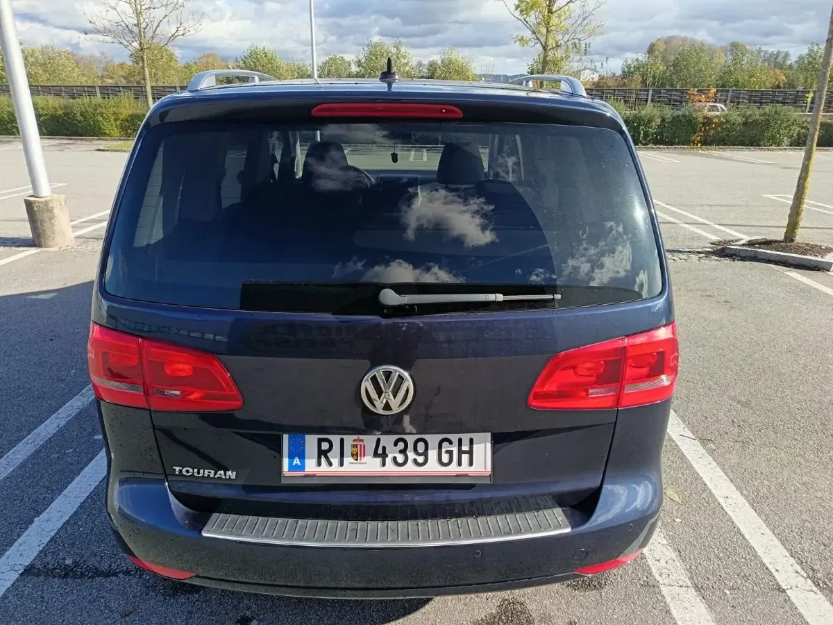 Volkswagen Touran 2011 photo 2