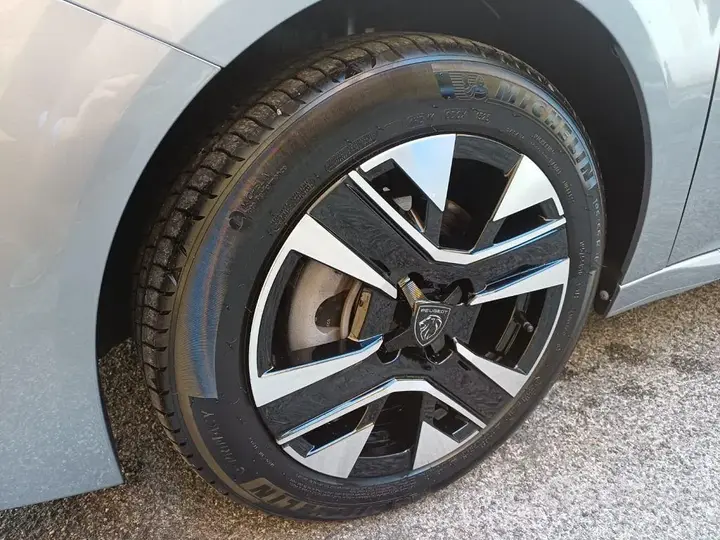 Peugeot 208 2025 photo 4