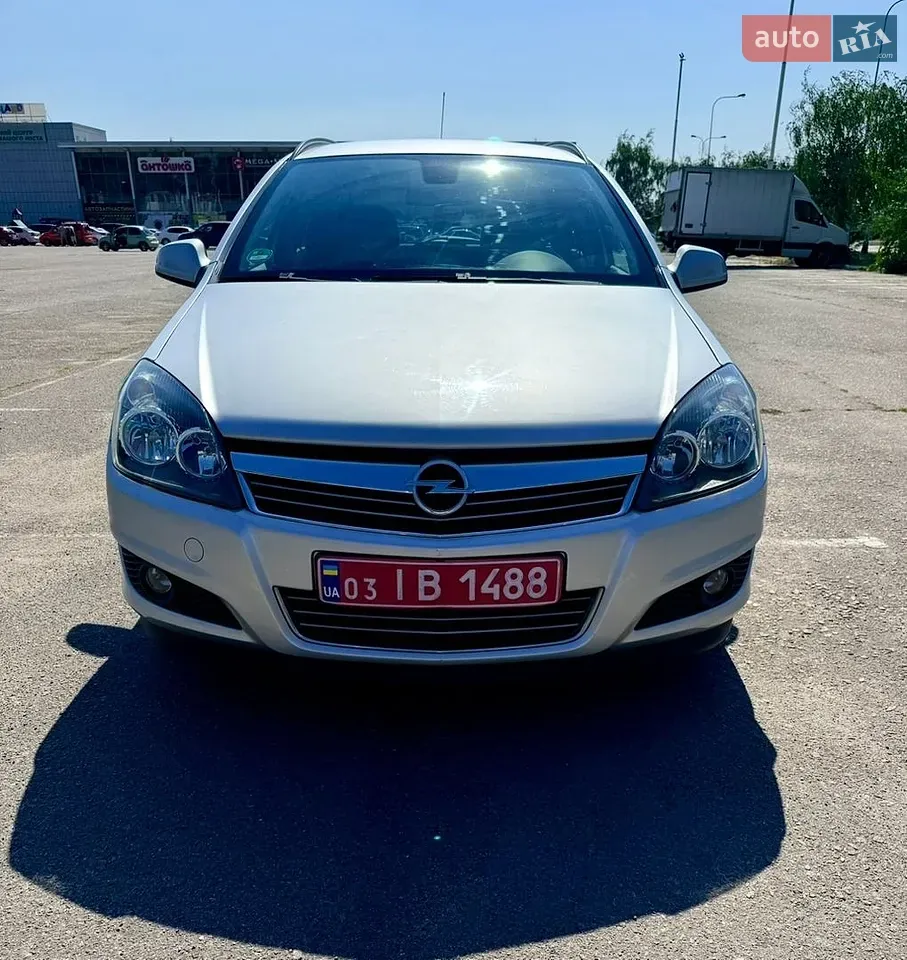Opel Astra 2010 photo 2