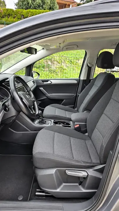 Volkswagen Touran 2017 photo 2