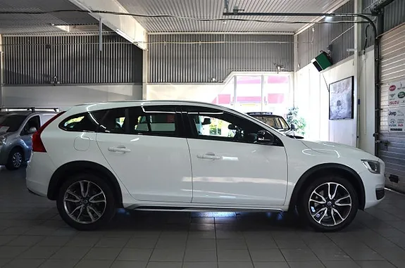 Volvo V60 Cross Country 2016 photo 2