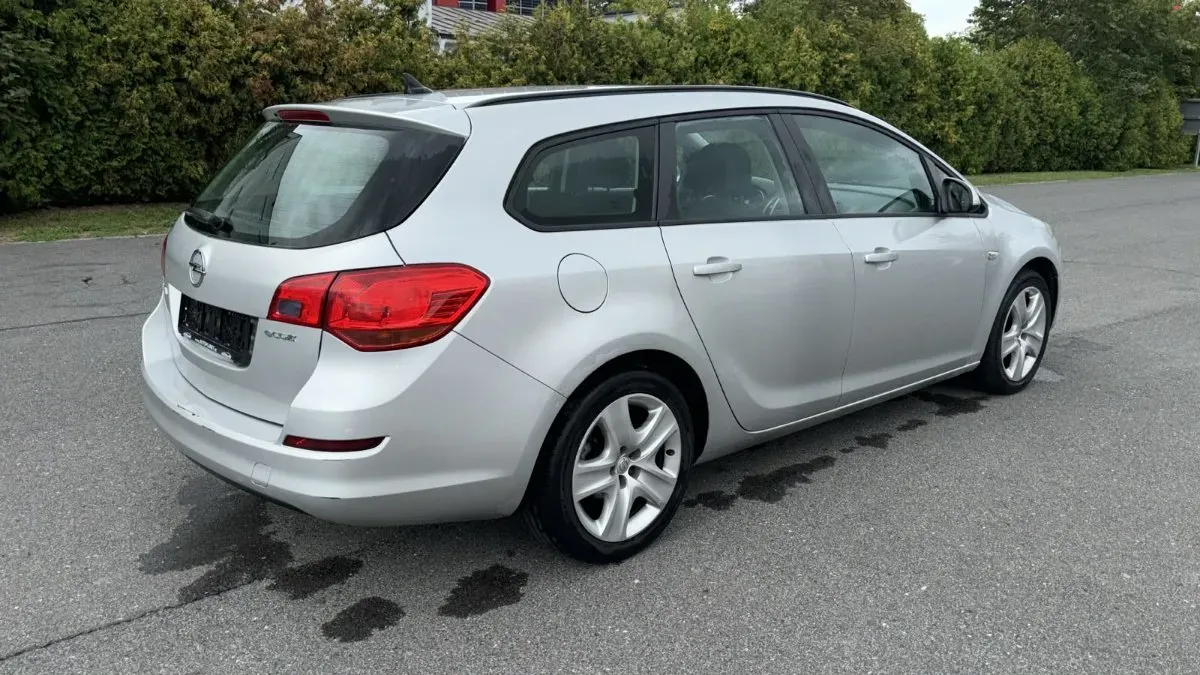 Opel Astra 2011 photo 2