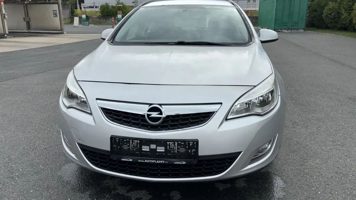 Opel Astra 2011 photo 3