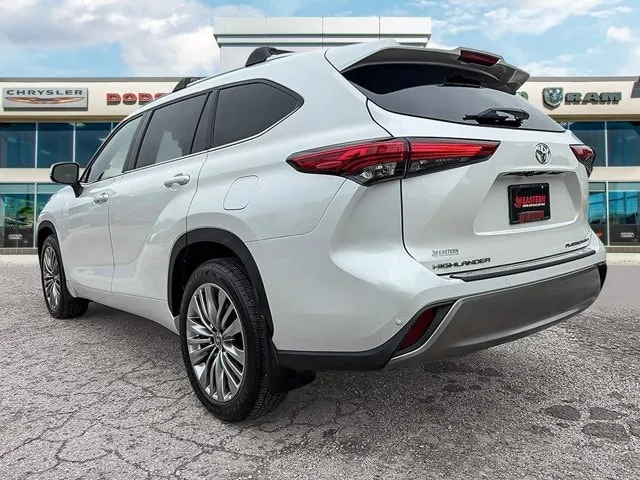 Toyota Highlander 2022 photo 3