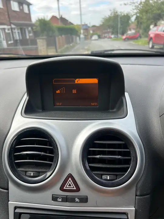 Vauxhall Corsa 2011 photo 3