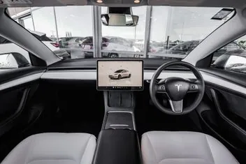 Tesla Model 3 2023 photo 3