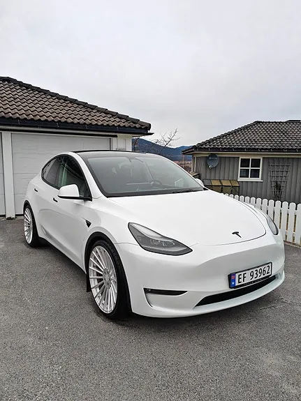Tesla Model Y 2023 photo 2