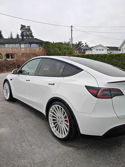 Tesla Model Y 2023 photo 4