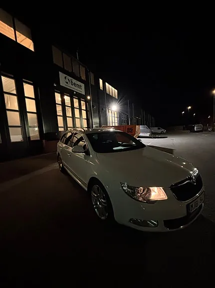 Skoda Superb 2012 photo 3