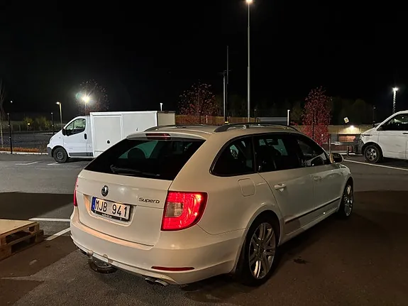 Skoda Superb 2012 photo 4