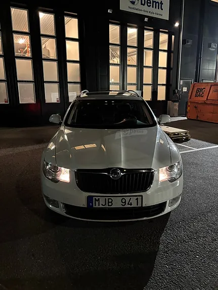 Skoda Superb 2012 photo 2