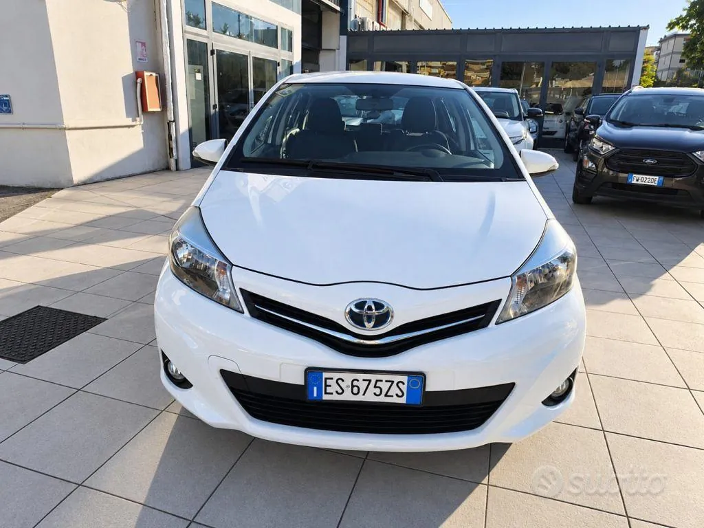 Toyota Yaris 2013 photo 2